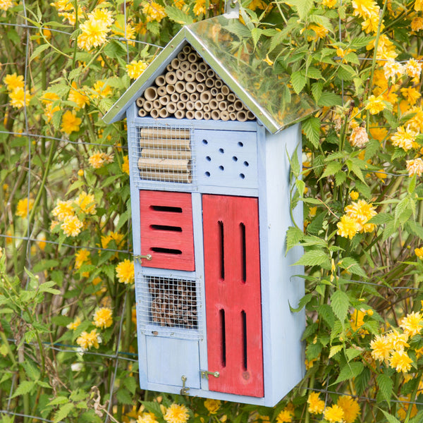 Insektenhotel blau mit Metalldach