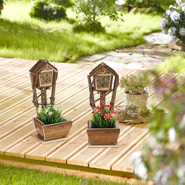 Bienenhotel mit Blumenkasten