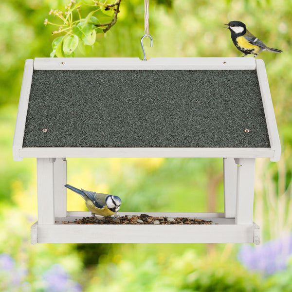 Weiße hängende Vogelhäuschenwand