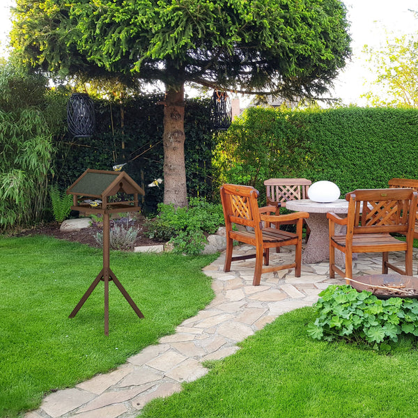 Brauner Vogelhäuschen auf Ständer