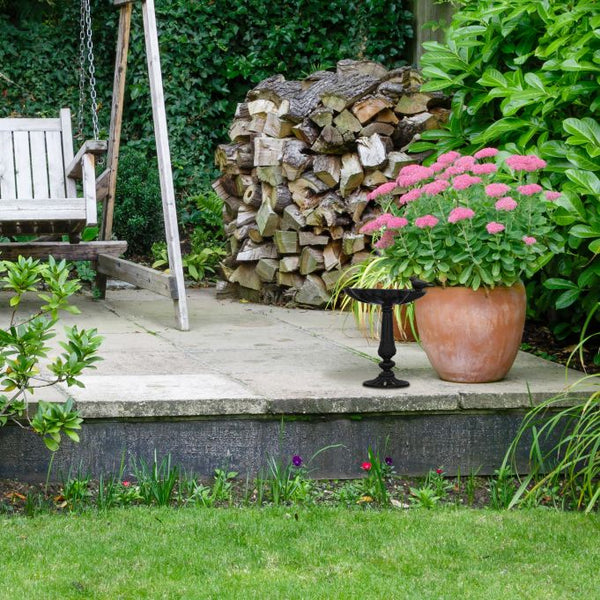 Vogeltränke auf gusseiserner Basis