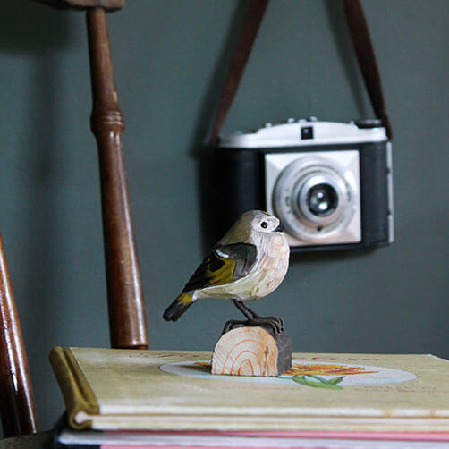 Houtgesneden Vogelbeeld Goudhaantje – DecoBird | Wildlife Garden – foto 6