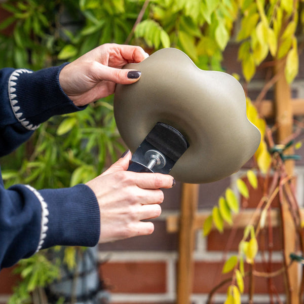 Balkon Voederschaal Balus (olijfgroen) – Compacte voederschaal met klem voor balkons