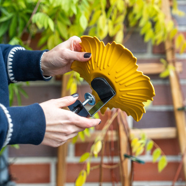 Balkon Waterschaal Balus (okergeel) – Verstelbaar vogelbad met klem voor balkons