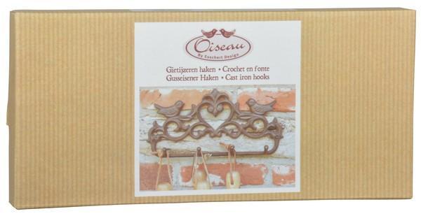 Gehäkelte Vögel in einer Reihe in einer Geschenkbox