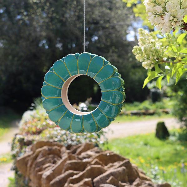 Vogelfutterstation aus Keramik mit afrikanischem Gänseblümchenmotiv zum Aufhängen