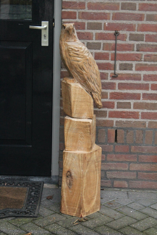 Holzskulptur Adler auf Felsen