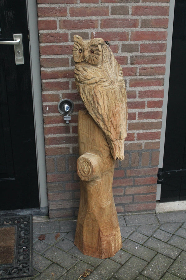 Holzskulptur Eule auf Stamm