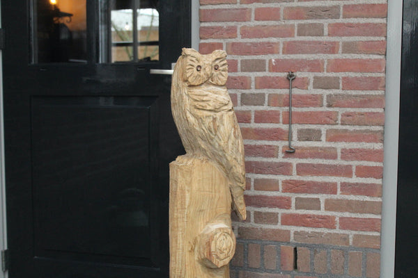 Holzskulptur Eule auf Stamm