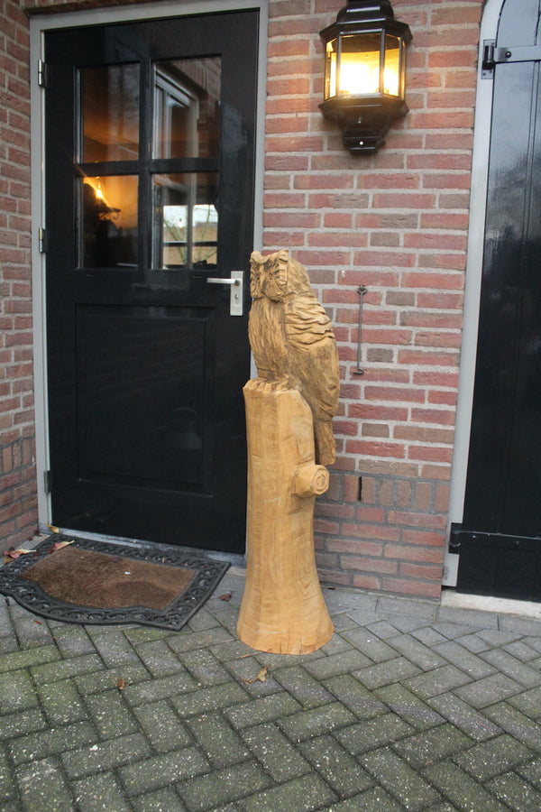 Holzskulptur Eule auf Stamm