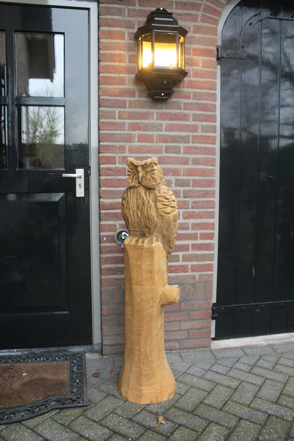 Holzskulptur Eule auf Stamm