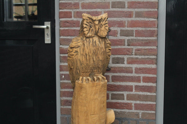 Holzskulptur Eule auf Stamm