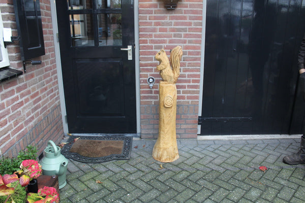 Holzskulptur Eichhörnchen auf Stamm