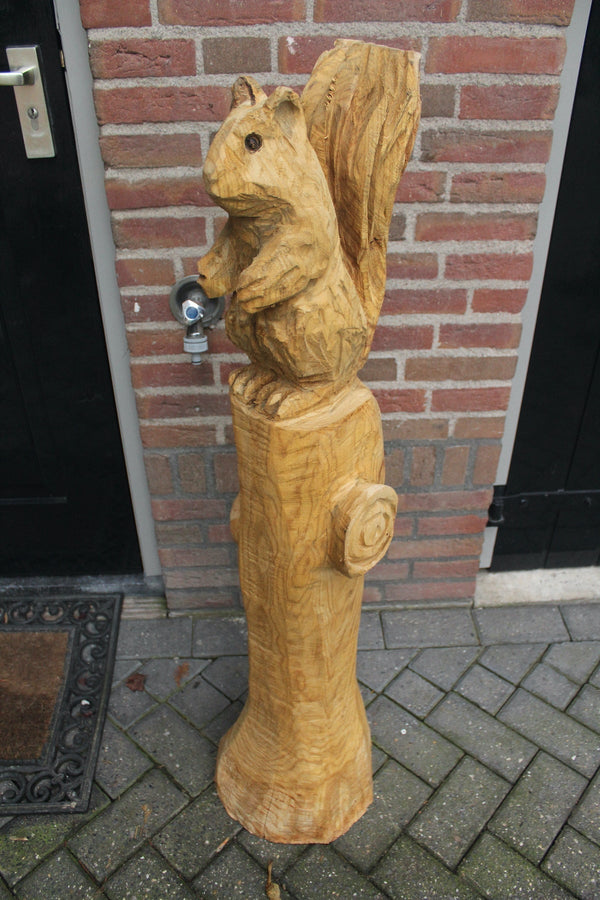 Holzskulptur Eichhörnchen auf Stamm