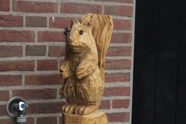Holzskulptur Eichhörnchen auf Stamm
