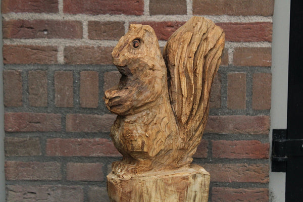 Holzskulptur Eichhörnchen auf Stamm