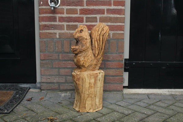 Holzskulptur Eichhörnchen auf Stamm