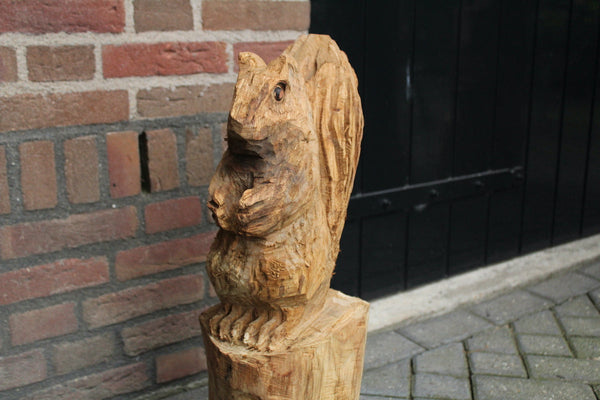 Holzskulptur Eichhörnchen auf Stamm