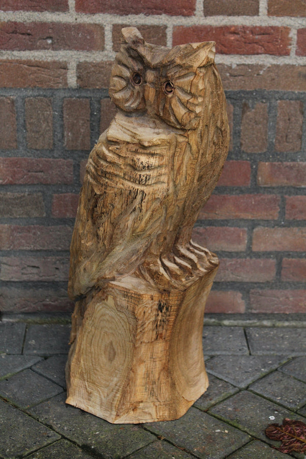 Holzskulptur Eule auf Stamm