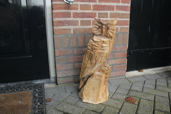 Holzskulptur Eule auf Stamm
