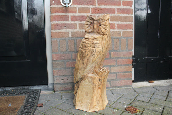 Holzskulptur Eule auf Stamm