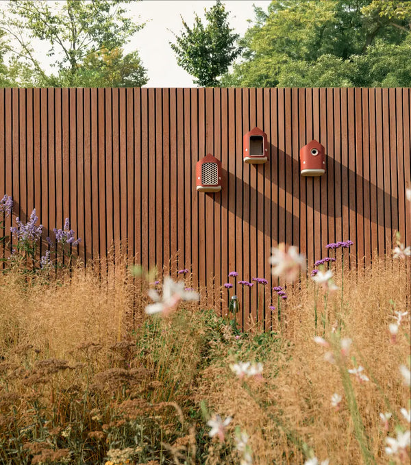 Cosy insectenhotel Toscaans rood – voor solitaire bijen, lieveheersbeestjes & gaasvliegen | Duurzaam gerecycled kunststof