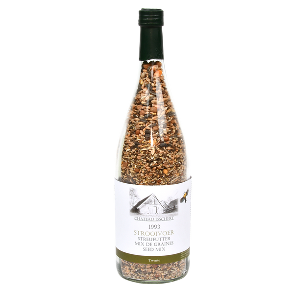 Streuen Sie das Essen in die Weinflasche