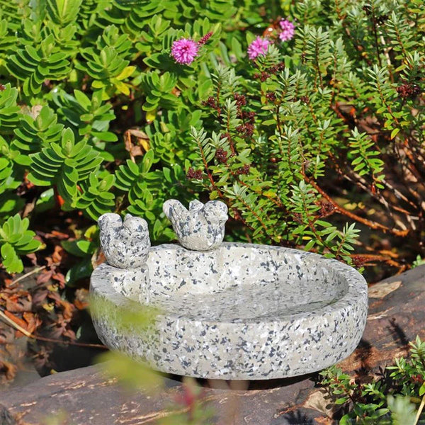 Wildlife World Fleckstone Vogelbad – Kompaktes Vogelbad aus Beton mit 2 Dekovögeln (Ø 22 cm)