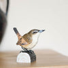Vogelbeeldje Winterkoning – Handgesneden Houten Decoratievogel | DecoBird Wildlife Garden