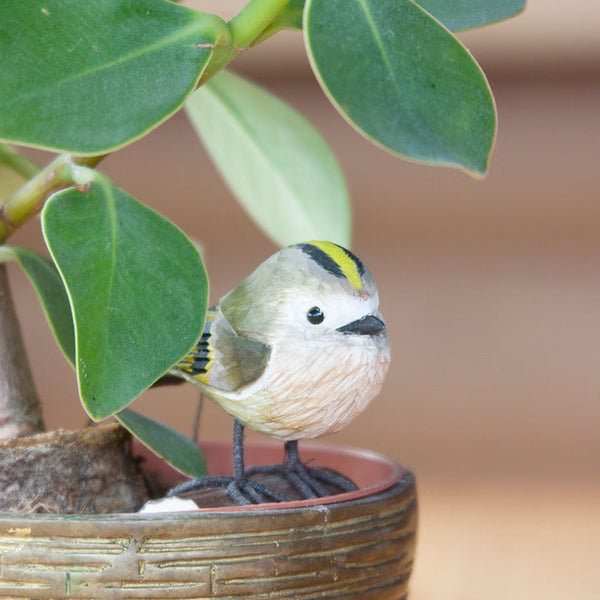 Houtgesneden Vogelbeeld Goudhaantje – DecoBird | Wildlife Garden – foto 5