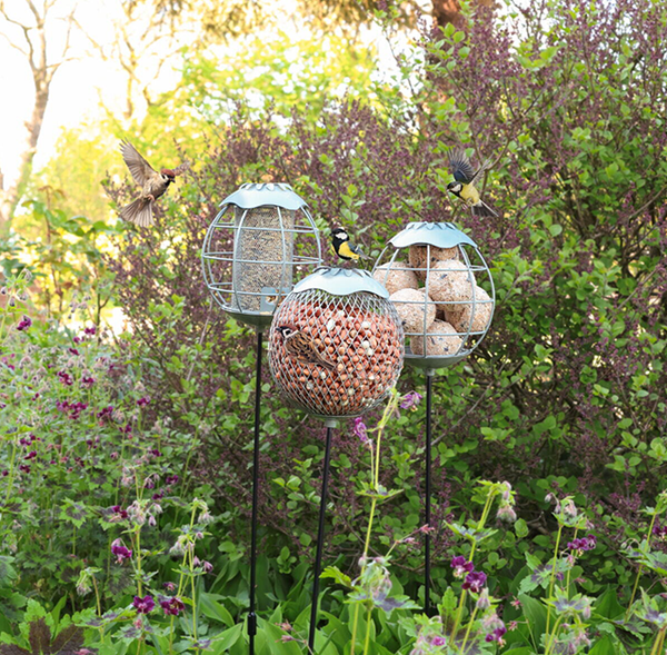 B-Ten Gift Feeder Stake Vetbol Forest – Metalen vetbolhouder op paal – 50 cm