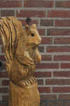 Holzskulptur Eichhörnchen auf Stamm