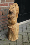 Holzskulptur Eichhörnchen auf Stamm