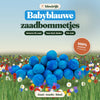 Babyblauwe zaadbommetjes van bloeirijk in een bloemenweide
