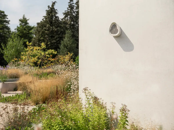 Essential bijenhotel fibrous grey – insectenhotel voor solitaire bijen | Duurzaam gerecycled kunststof & weerbestendig