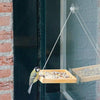 BirdSwing Vide Fensterfuttertablett – hölzerner Fensterfuttertisch mit 3 Saugnäpfen (Tablett ca. 16×16–17,5×2 cm; Gesamthöhe ±40 cm) – 1,5 kg Tragkraft – CJ Wildlife